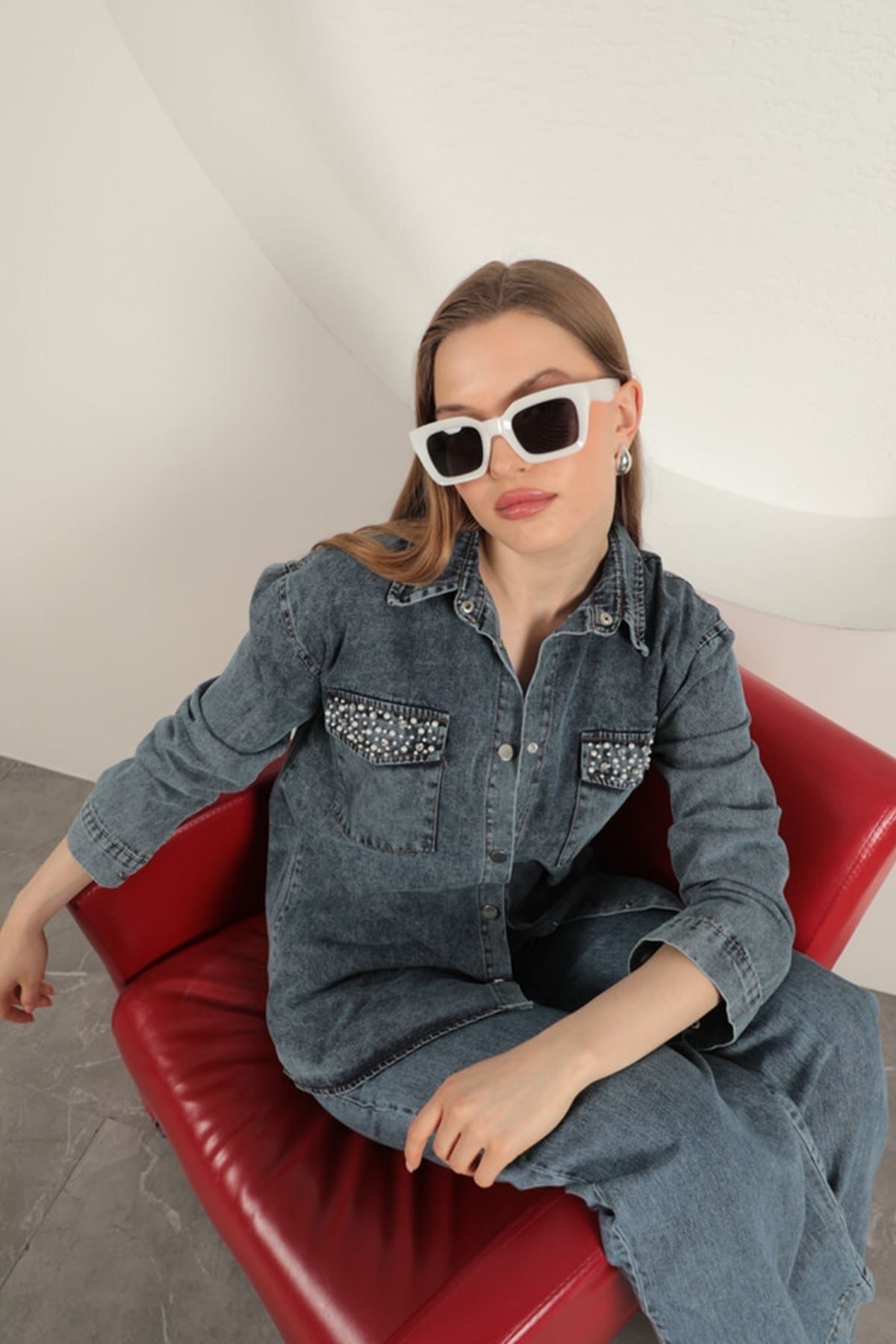 Veralis Denim Kumaş Cep İnci Detaylı Mavi Kadın Gömlek – Zarafeti ve Rahatlığı Buluştur!
