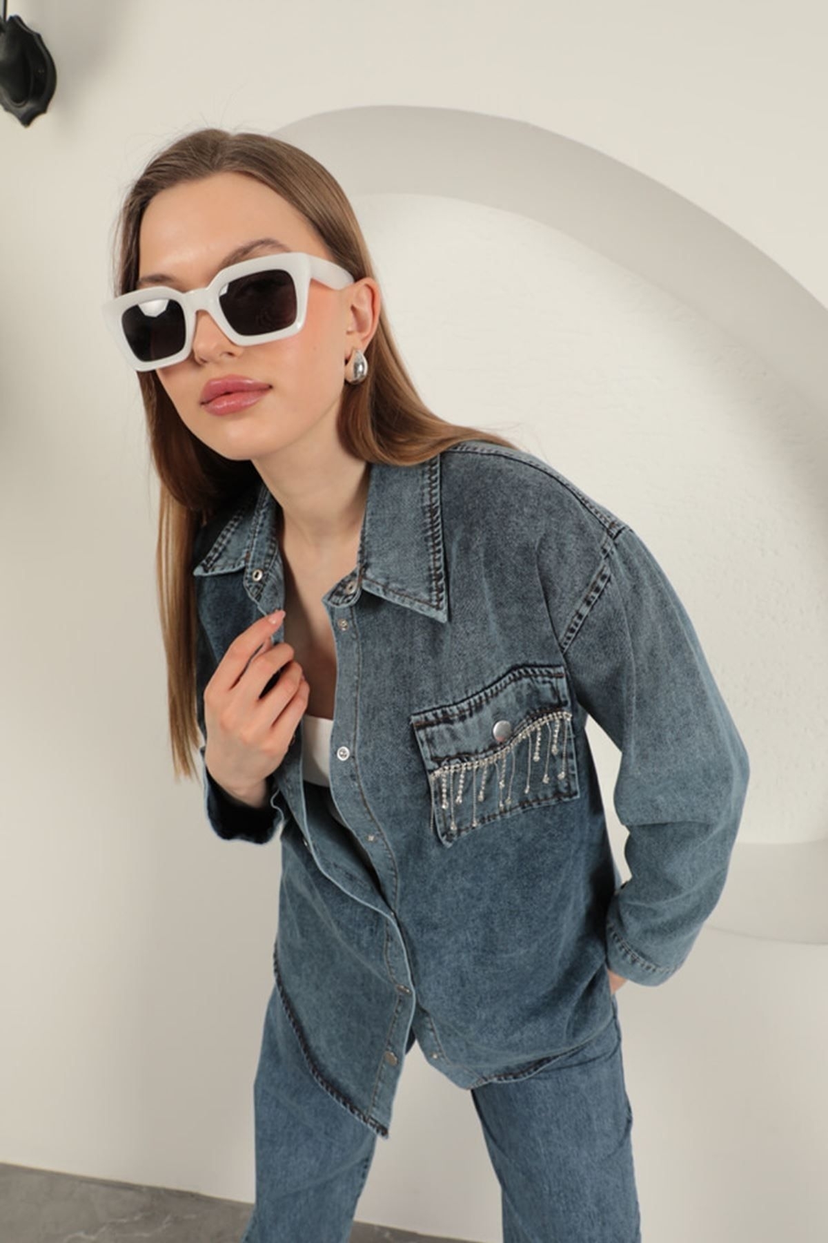 Veralis Denim Kumaş Cep Taş Detaylı Mavi Kadın Gömlek – Zarafeti ve Rahatlığı Buluştur!